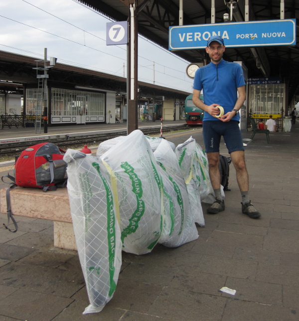 Verpackte Bikes am Bahnhof Verona